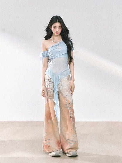 ブルー/ブラックのカスケーディングフリルアクセントメッシュトップ、ホワイトのアシンメトリーネックライン