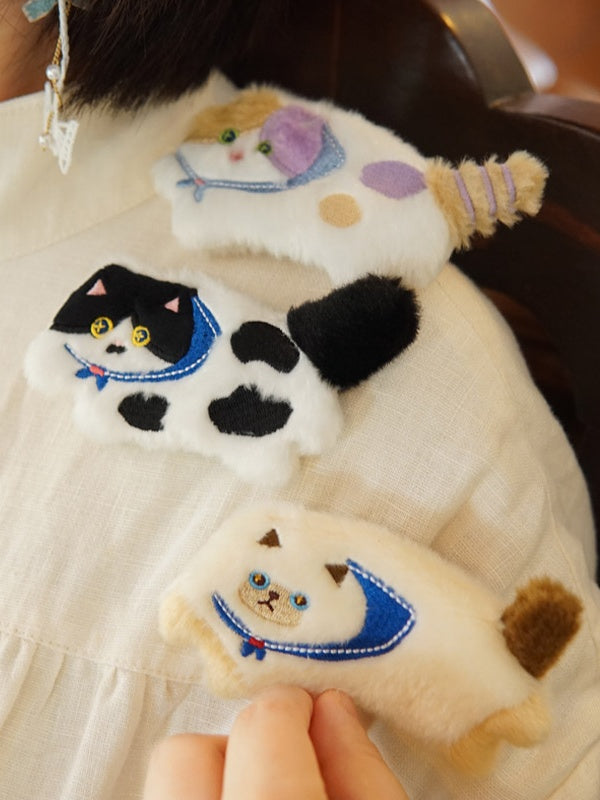 Süße Plüschbrosche in Katzenform