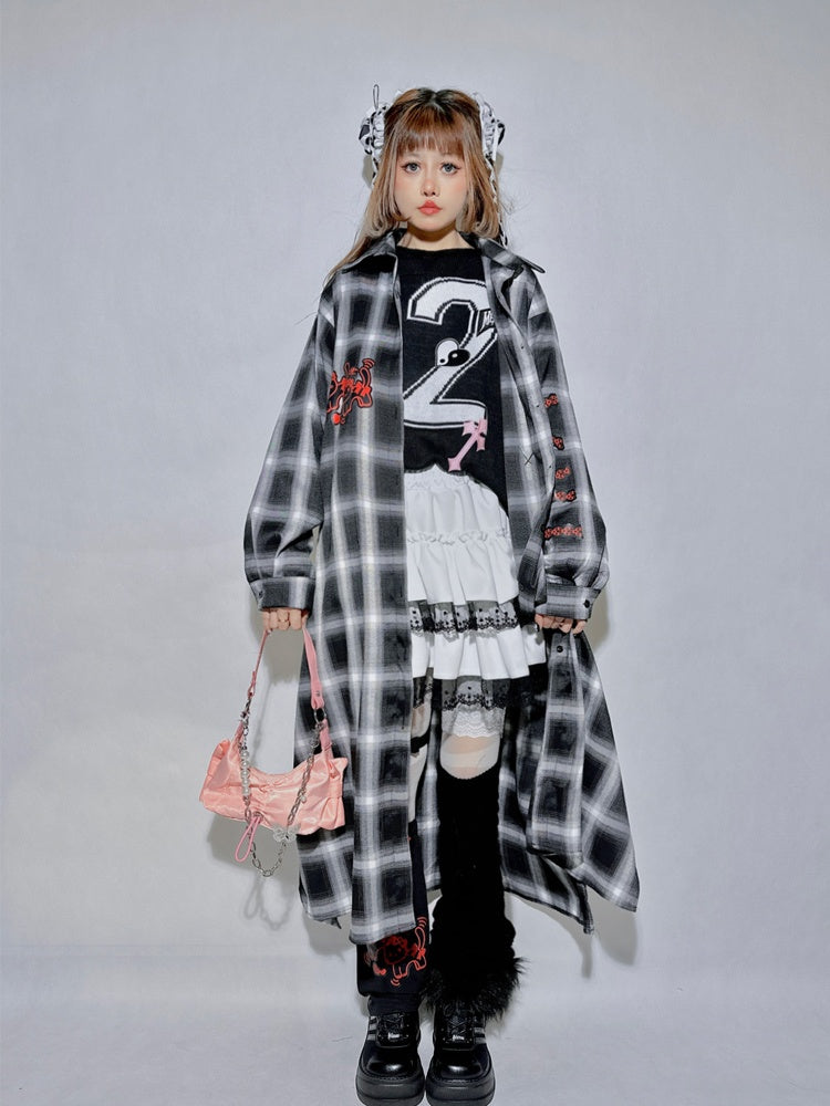 Schwarz-graues Hemd mit Kätzchen- und Panda-Anstecknadelkette und weißem, langem Strickcardigan mit Gehirn