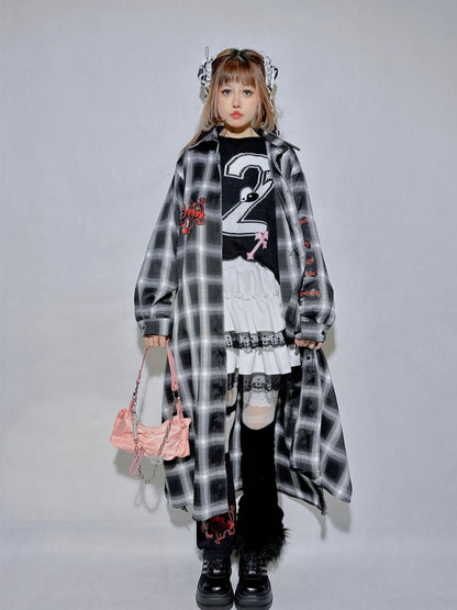 Schwarz-graues Hemd mit Kätzchen- und Panda-Anstecknadelkette und weißem, langem Strickcardigan mit Gehirn