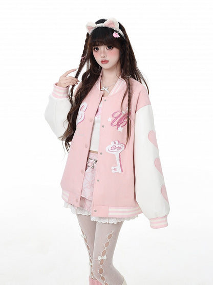 ゆめかわいいピンク/ブルーのキーアップリケ付きベースボールジャケット