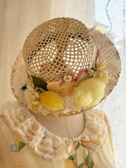 帽子と花、そして神聖なわらで飾られたぬいぐるみのひよこ