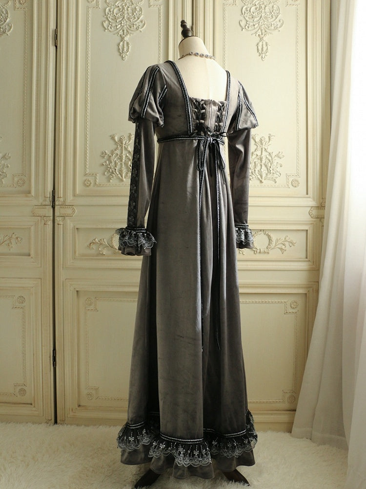 グレーのエンパイアウエスト、エレガントなロリータスクエアネックライン、ジュリエットスリーブ、ベルベットドレス