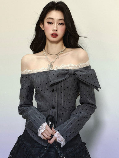 Graues, schulterfreies Top mit Punktmuster und Streifen