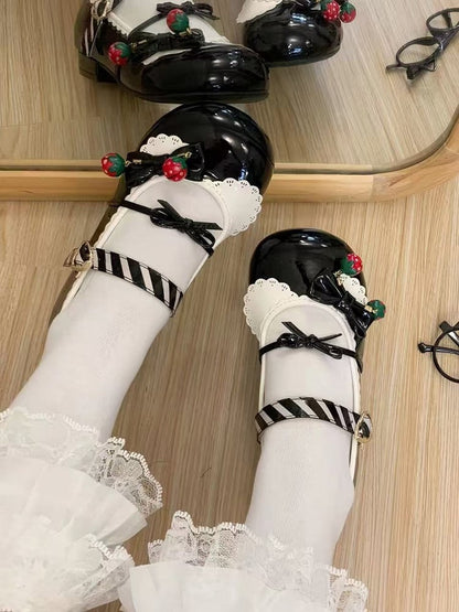 Lolita Janes with Scalloped Hem Low-heel Sweet Strawberry Black Mary Snap
