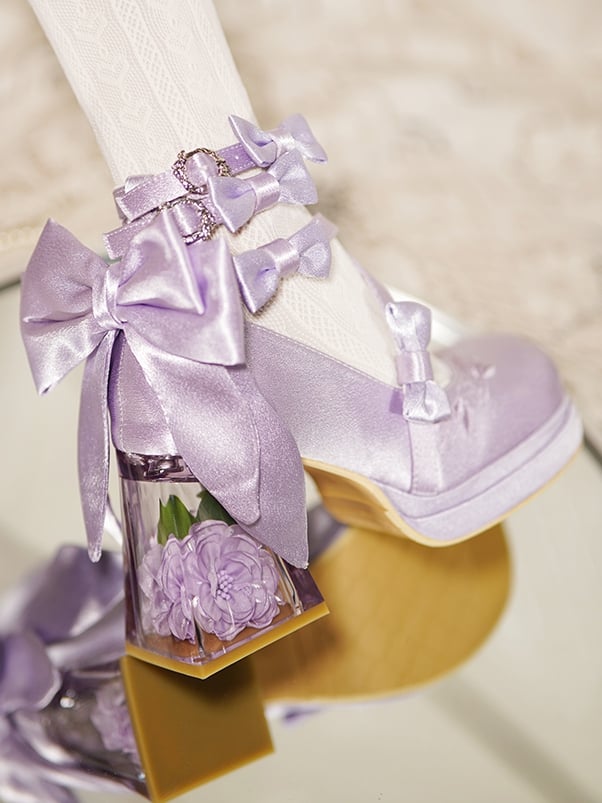 Elegante High Heels mit Kamelienblüten-Absatz in Lila mit Plateau-Blockabsatz