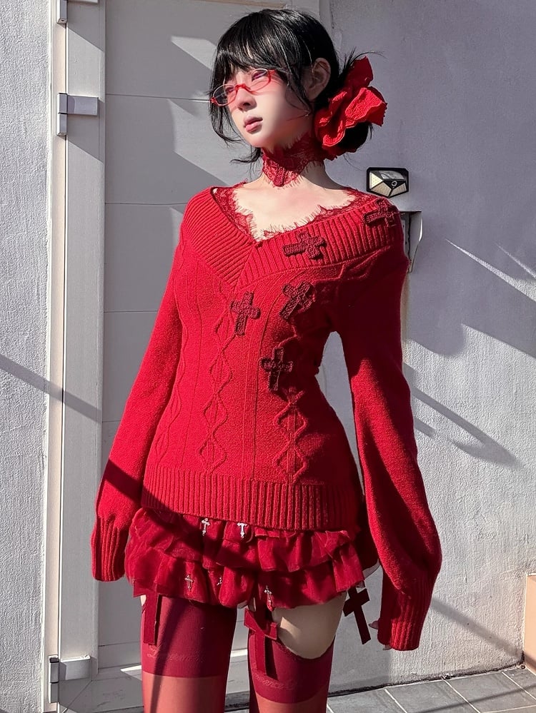 Gothic-Pullover mit V-Ausschnitt und Häkelkreuzen in Rot mit Spitzenakzenten und schmaler Passform
