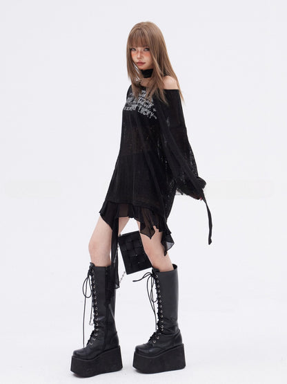 Schalfreies bedrucktes Strickoberteil mit schwarzem asymmetrischem Saum und Aussparungen