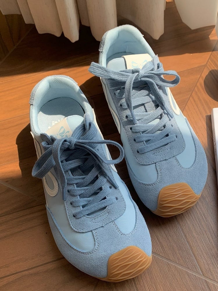Blaue Schnürschuhe mit Schleife und Schnürsenkeln