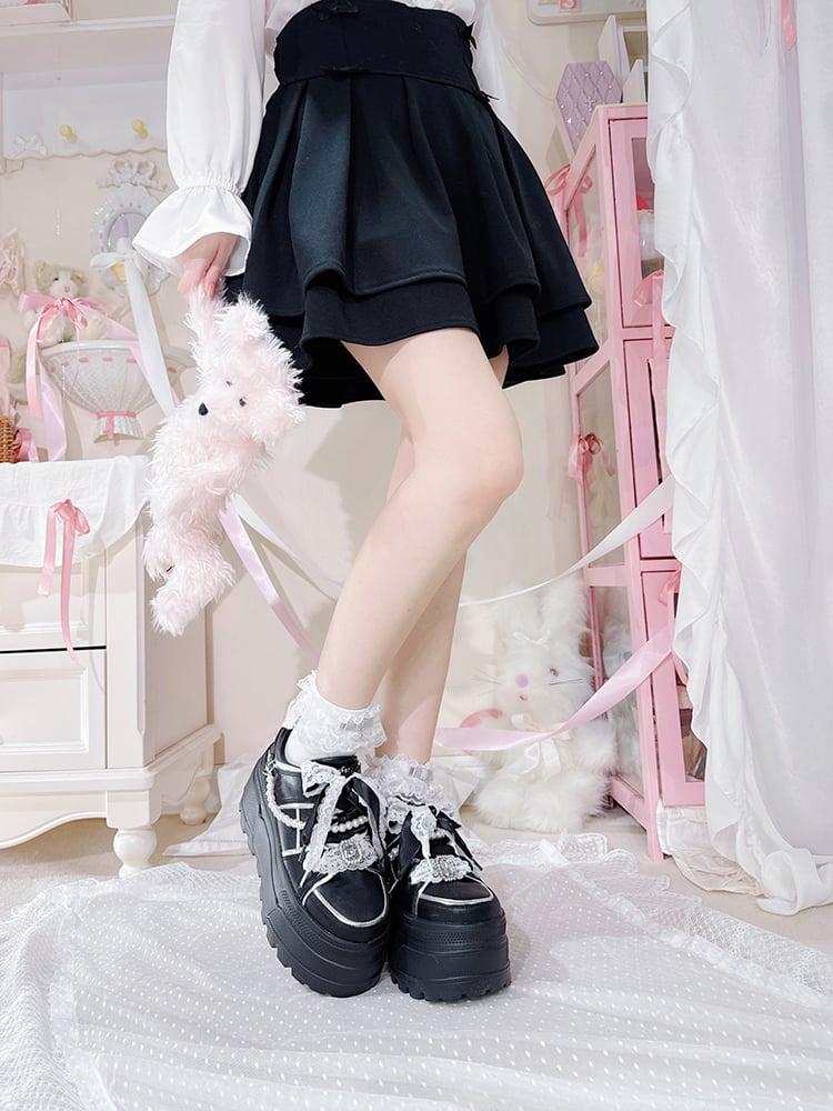 Jirai Kei – Schwarze Plateauschuhe mit Strasssteinen und abnehmbarer Perlenkette