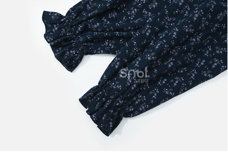 Dunkelblaues Mori Kei Blumenkleid mit Rüschenausschnitt und Blumenmuster