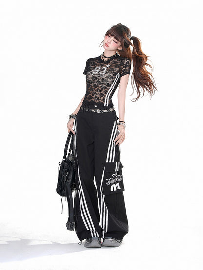 Weite, lockere Hose mit Cargotaschen in Schwarz und Weiß