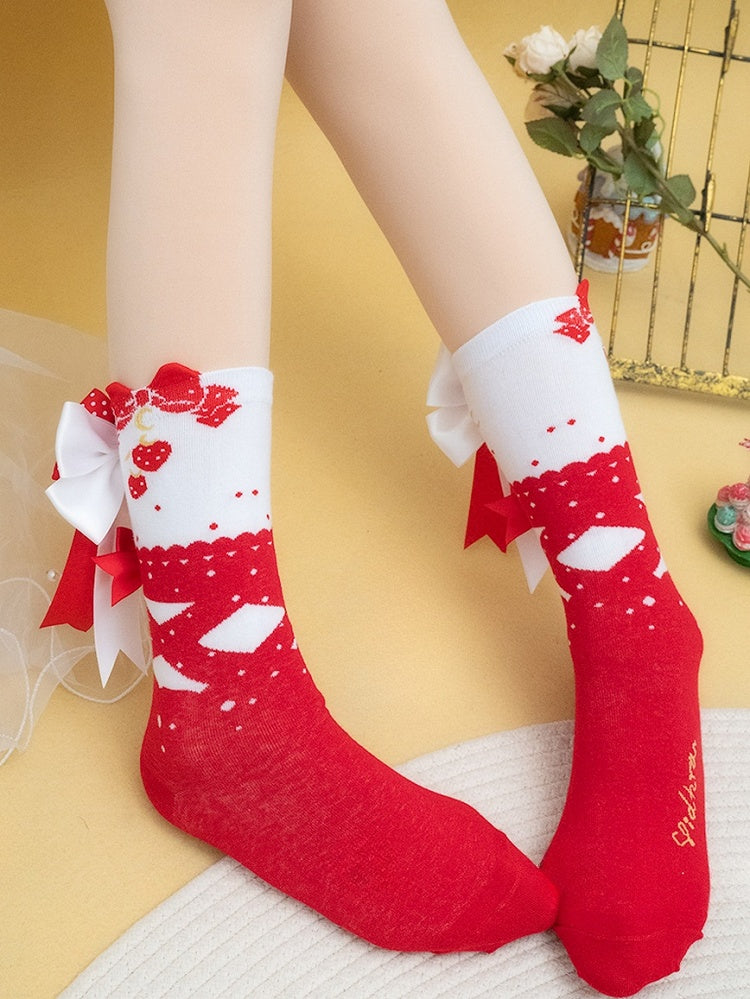 Rote Wadensocken mit Schleifenmuster und Punkten