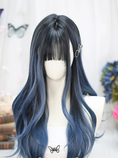 ブルーとブラックのハイライト、アンダーバスト丈のウェーブウィッグ（エアバング付き）
