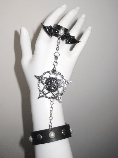 バットウィングデザインのスタッドディテールリング