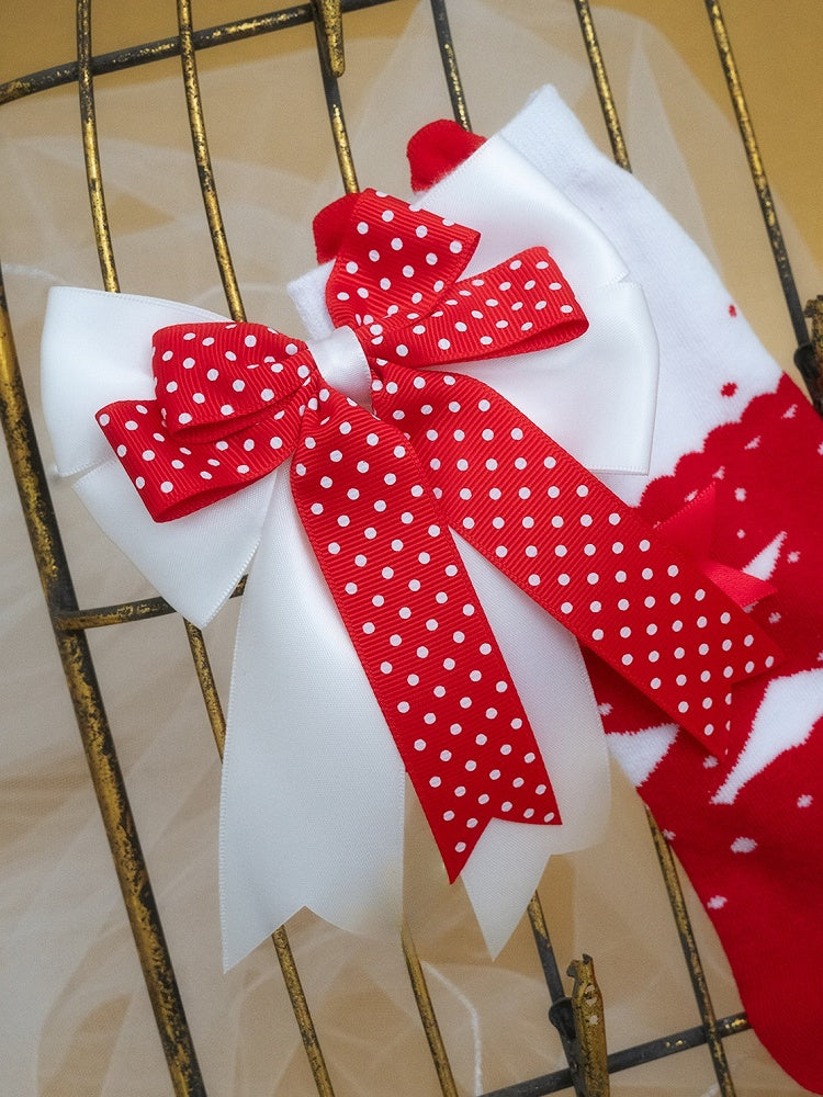 Rote Wadensocken mit Schleifenmuster und Punkten