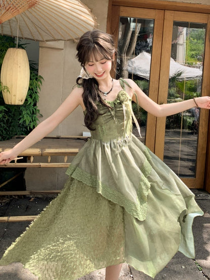 Mori Kei Camisole mit selbstbindenden Trägern und grünem Taschentuchsaum an den Kleiderschultern