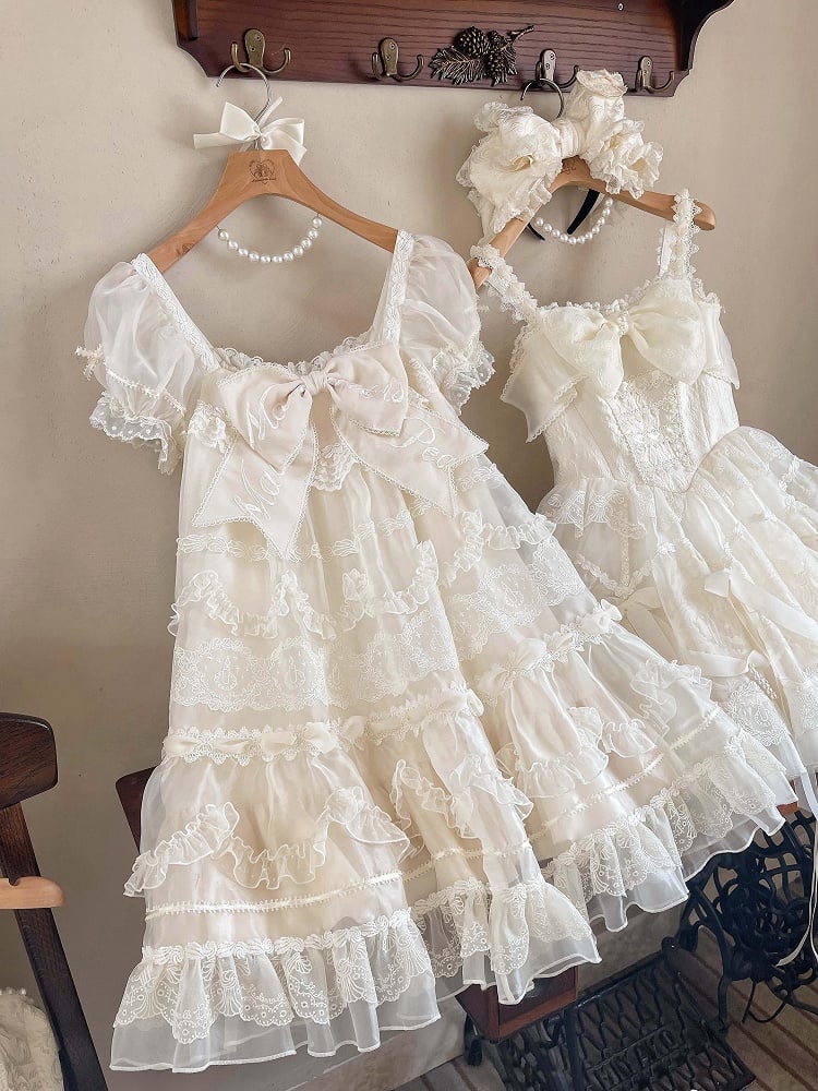 Weißes, cremefarbenes Lolita-Kleid mit bestickter Schleife und großen, kurzen Puffärmeln