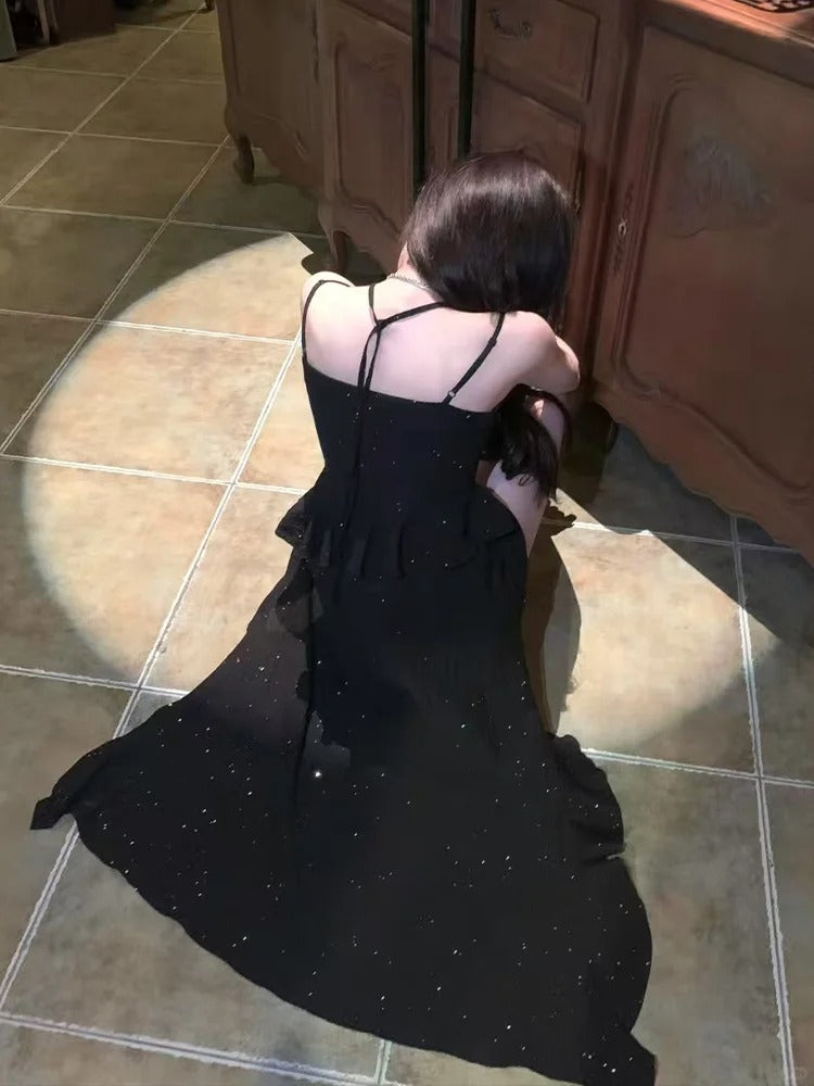 Gestufter High-Low-Rockausschnitt, schwarzer Sweetheart-Pailletten-Slip-Kleid mit Rüschen