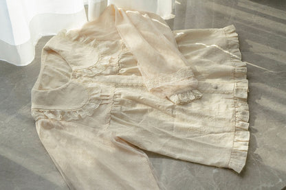 ベージュのラウンドフラットカラー長袖コットンブラウス