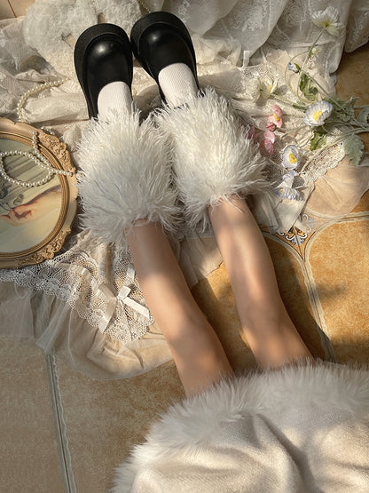 Weiße süße, zottelige Beinwärmer