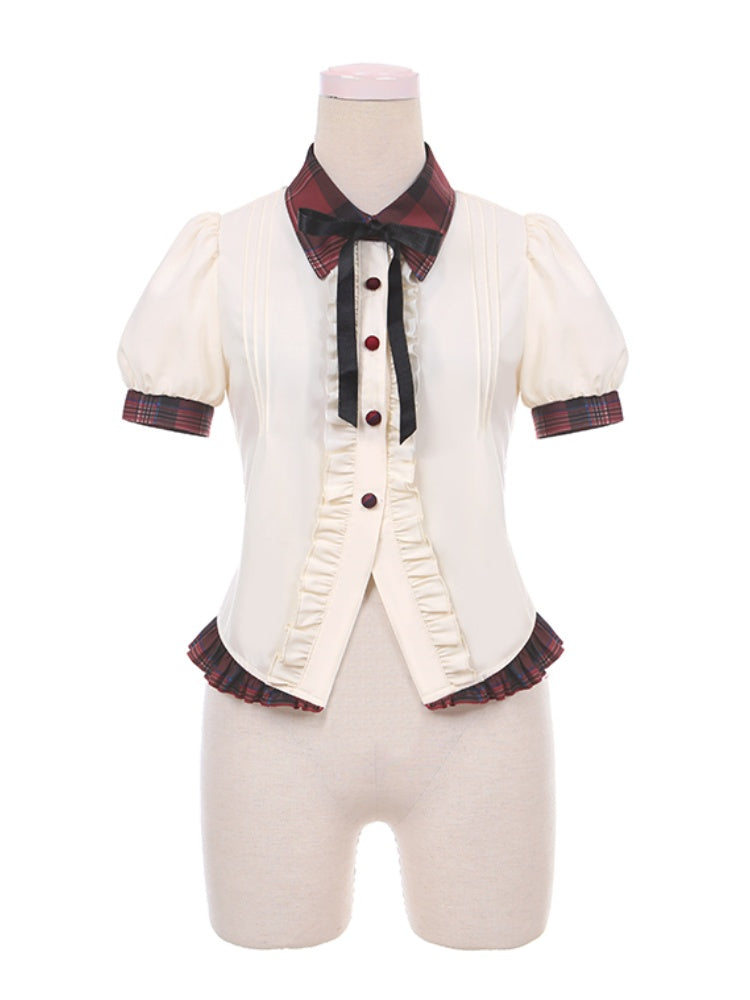 コントラストレッドのチェック柄トリム、ベージュのアイドルロリータブラウス。背中にレースアップディテール。