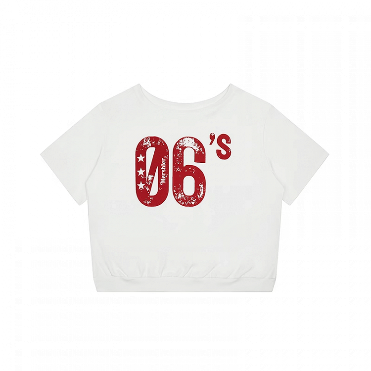 Weißes T-Shirt mit asymmetrischem Ausschnitt und Vintage-Zahlendruck