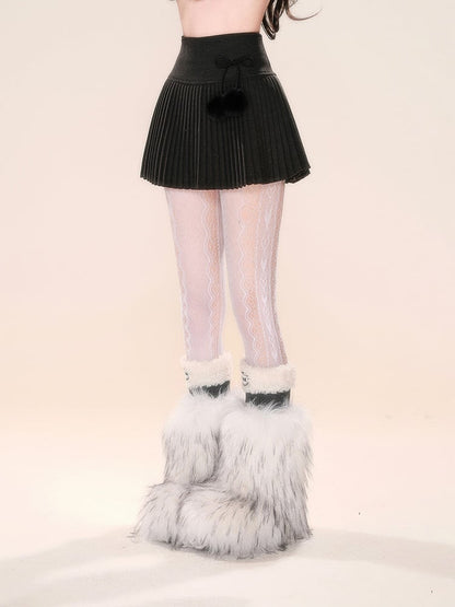 取り外し可能なポンポンとリボン飾りが付いたプリーツスカート