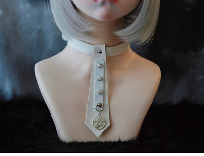 Weißes Halsband mit Pentagramm-Anhänger und Nieten
