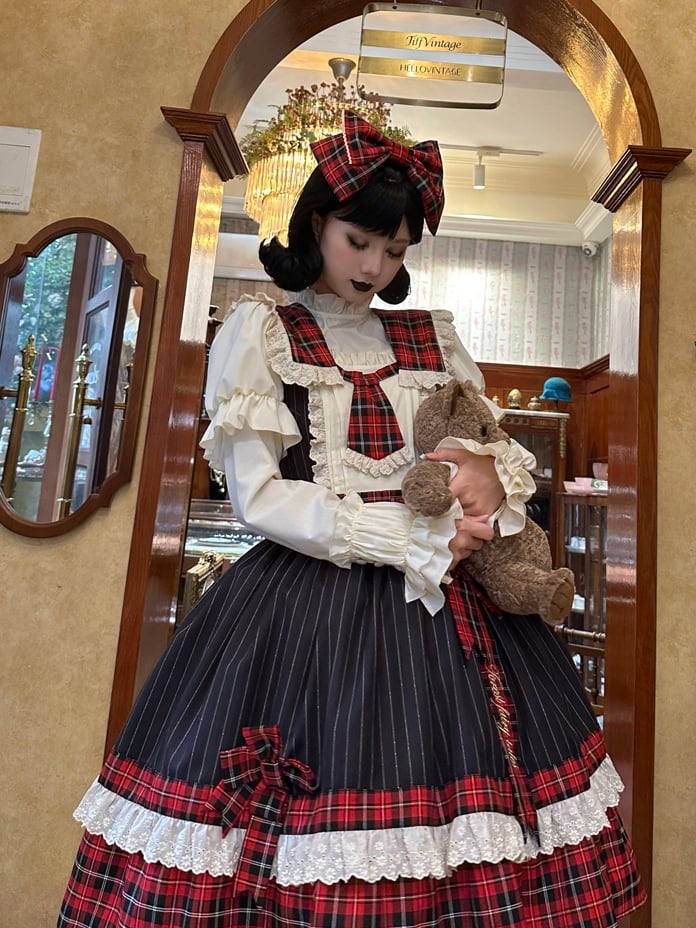 赤いチェック柄と黒いストライプ柄のドレス、取り外し可能な襟とネクタイ付きロリータジャンパースカート