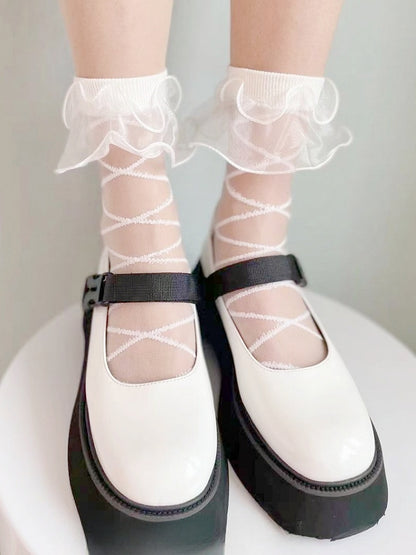 Weiß/schwarze Lolita-Söckchen aus Organza mit Rüschenbündchen und überkreuzten Bändern