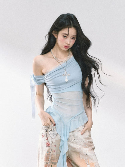 ブルー/ブラックのカスケーディングフリルアクセントメッシュトップ、ホワイトのアシンメトリーネックライン