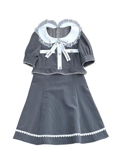 Spitzenkleid mit Puppenkragen und Liebesmotiv