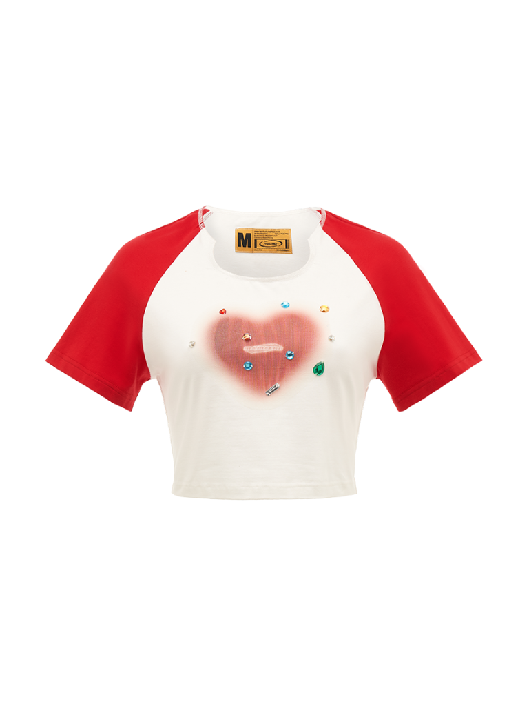 Kurzes über zweifarbigem Top + langem Schmuck