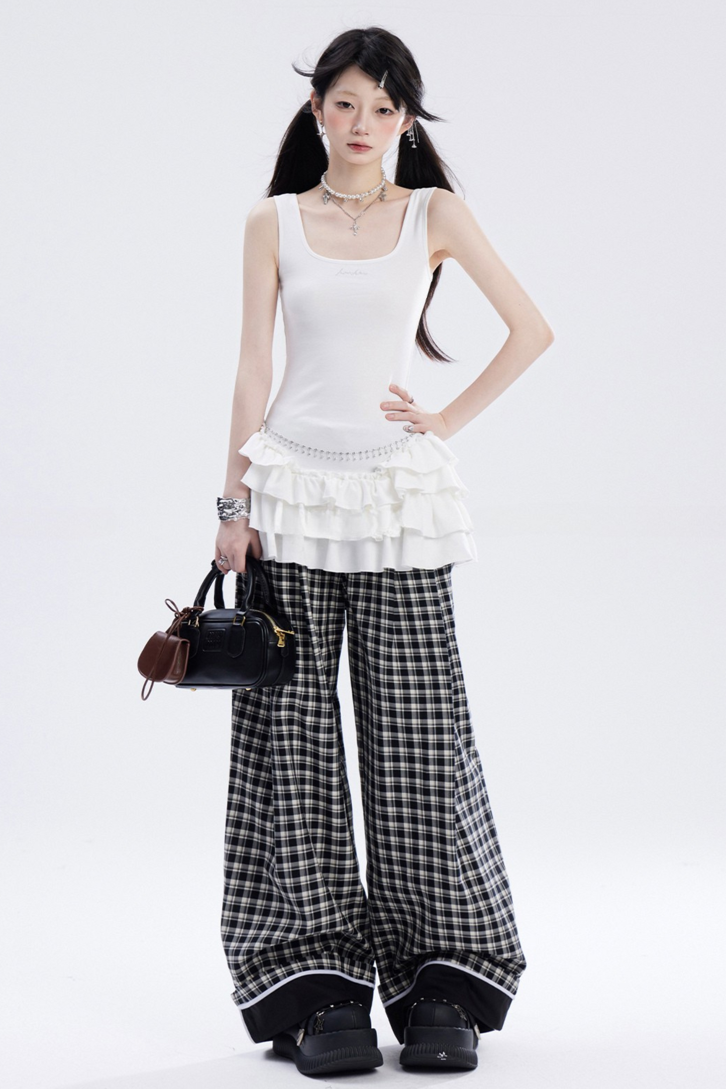 レッグチェックとブラックパンツ ホワイトワイド