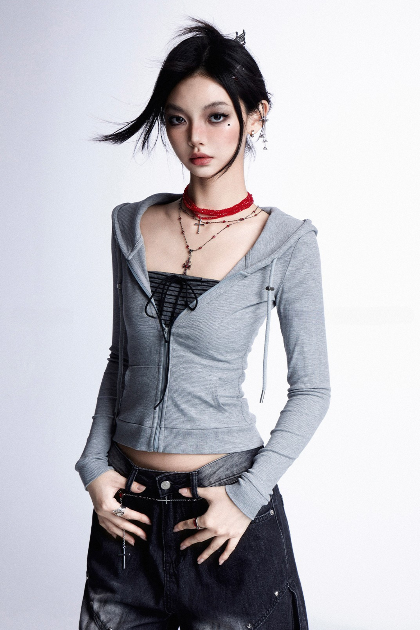 Schmaler Kapuzenpullover mit Reißverschluss