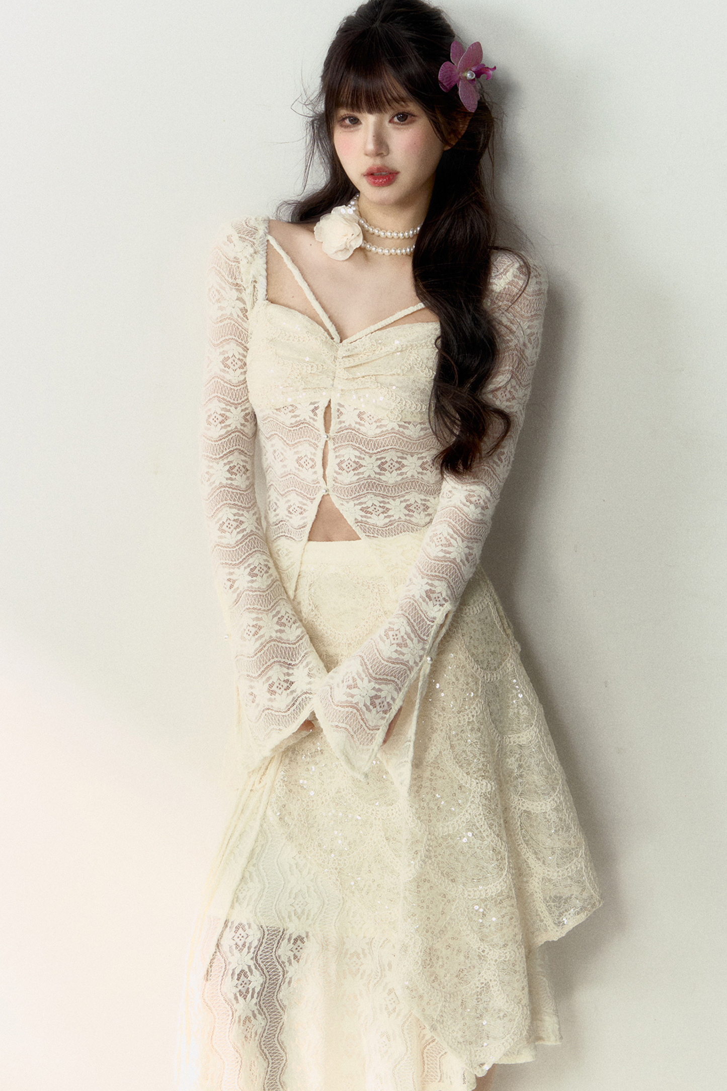 光沢のあるシアートップス＋フレンチアシンメトリースカートレース