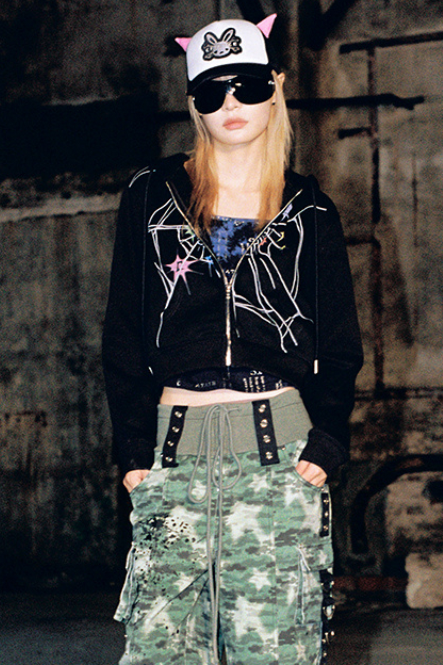 デビルポイントクラックルフード付きショートスウェットシャツ