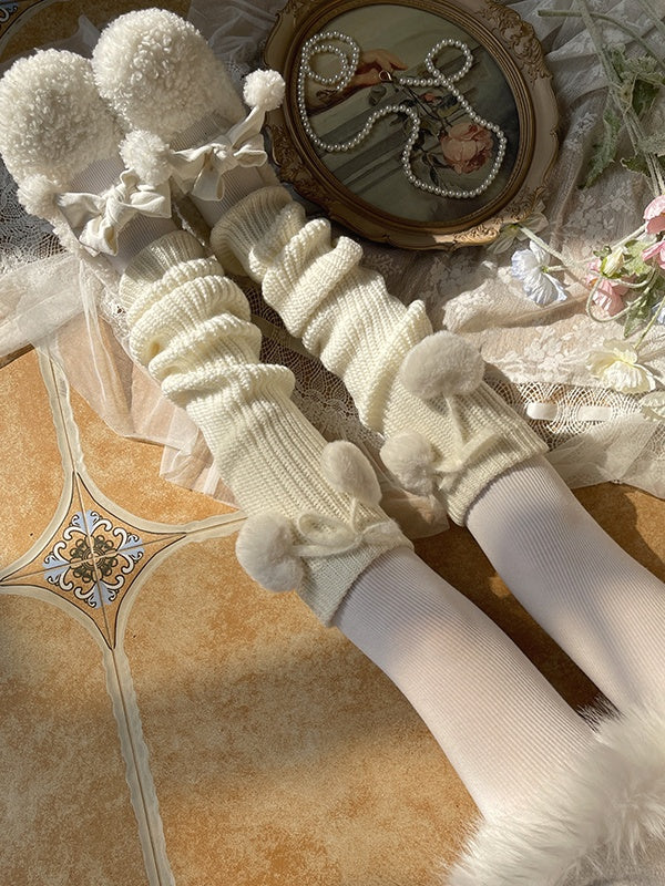 Weiße süße gestrickte Beinwärmer mit herzförmigen Pompons