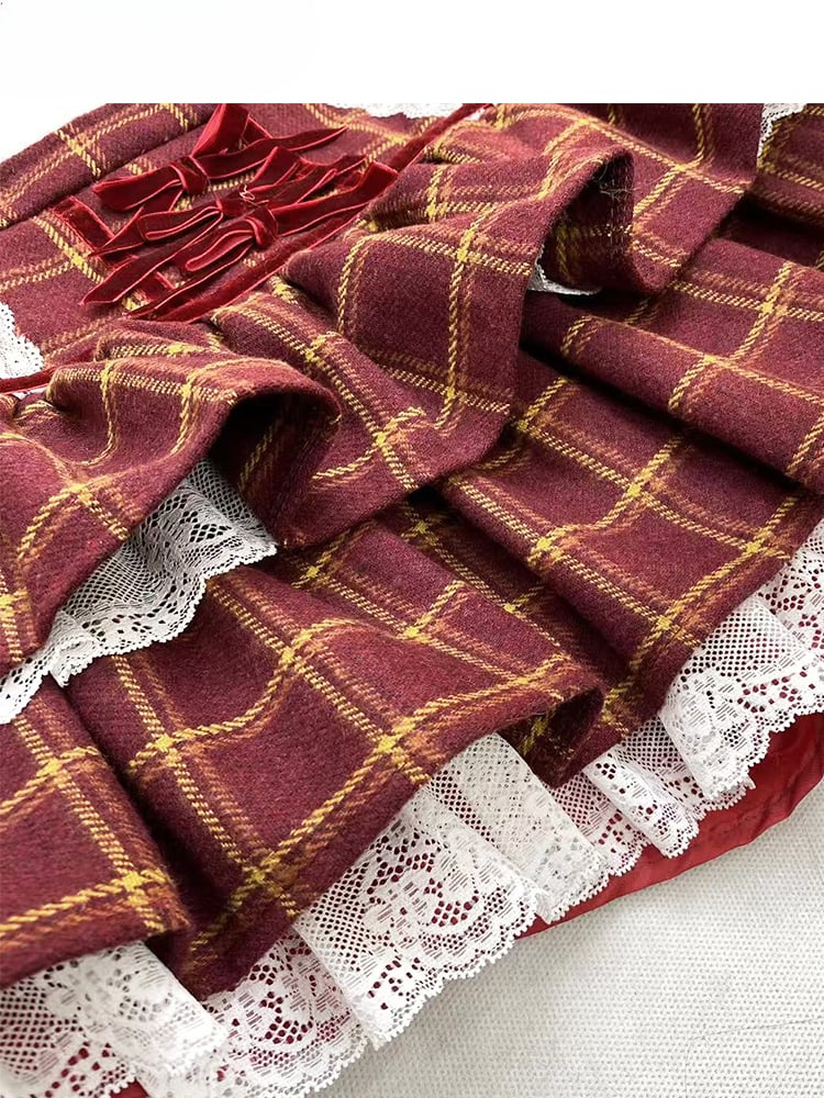 Roter Stufenrock mit Spitzenbesatz und Karomuster