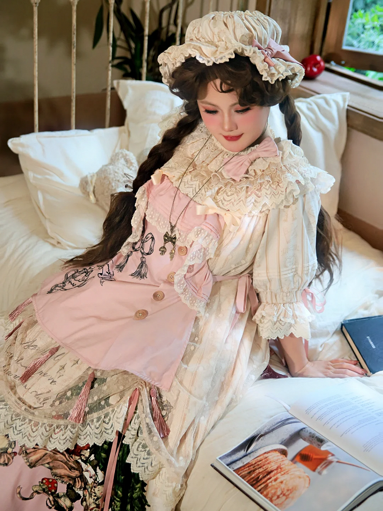 クリーム色のピンクの蝶結びで飾られた帽子