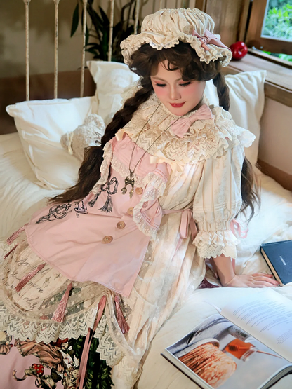 クリーム色のピンクの蝶結びで飾られた帽子