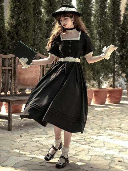 Schwarzes Puffkleid mit elegantem Ausschnitt und Ärmeln