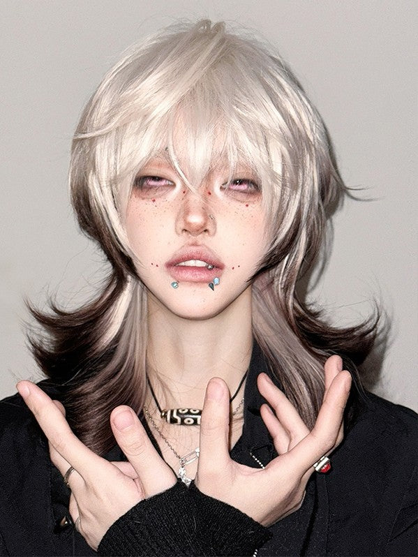 ブロンドとエアリーな前髪、長さ43cmのオンブレブラウンのウェーブウィッグ