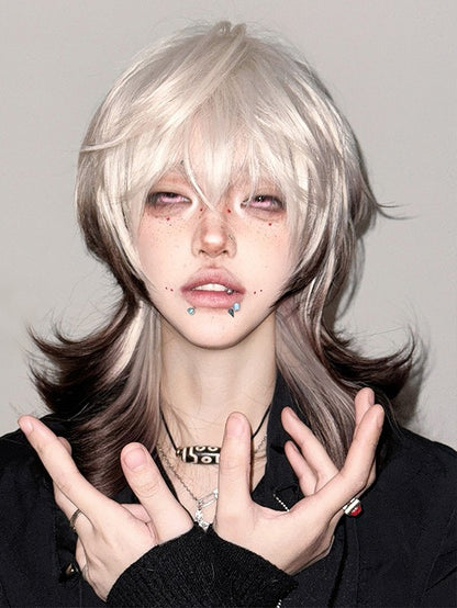 ブロンドとエアリーな前髪、長さ43cmのオンブレブラウンのウェーブウィッグ