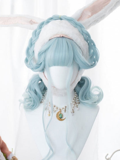 Hellblaue, gewellte Perücke mit Pony, 60 cm unter der Brustlänge