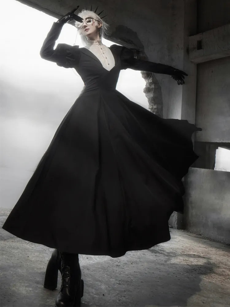 Schwarzes Juliette-Ärmelkleid mit schmaler Taille und beigem Rüschenausschnitt