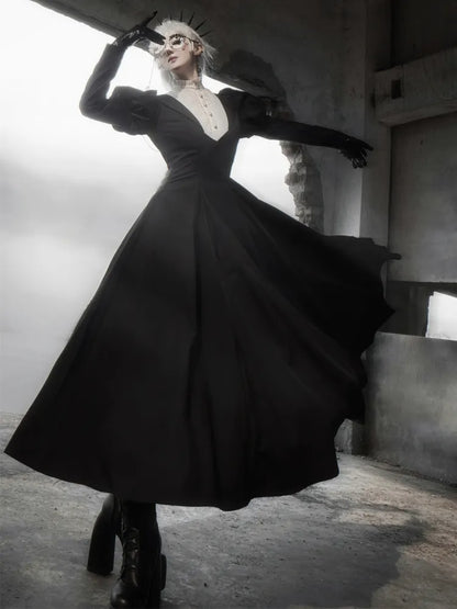 Schwarzes Juliette-Ärmelkleid mit schmaler Taille und beigem Rüschenausschnitt