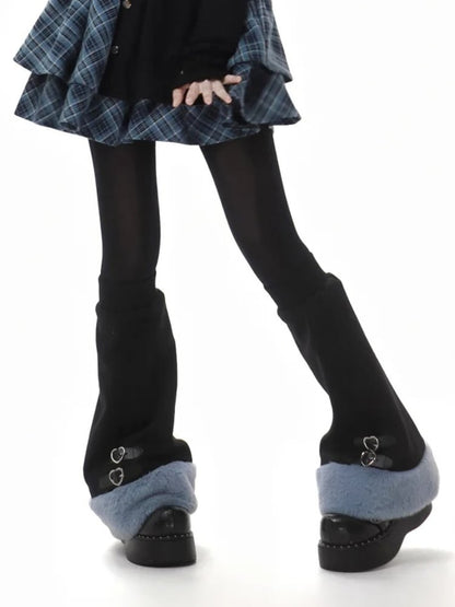 ブルー＆ブラックのプラッシュトリムレッグウォーマー（バックル付き）