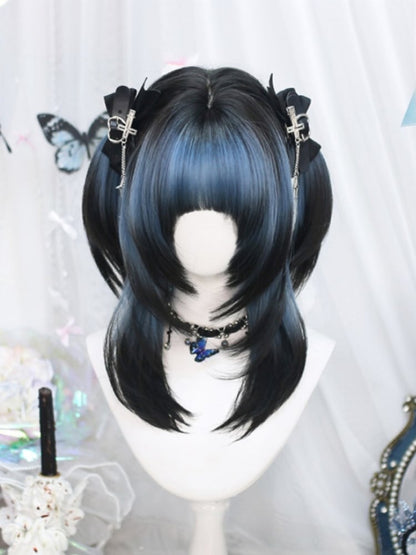 Blaue und schwarze Ombre-Perücke über der Brust mit vollem Pony